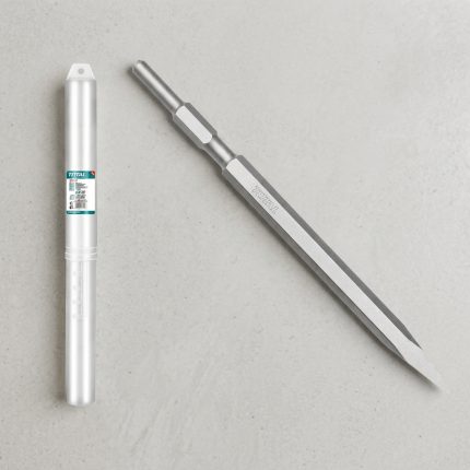 Hình ảnh sản phẩm Mũi đục nhọn đuôi lục giác Total TAC153171 17x280mm được chế tạo từ thép hợp kim chất lượng cao, có khả năng chịu lực, chống mài mòn và chịu va đập tốt trong môi trường thi công cường độ lớn. Sản phẩm sở hữu đầu đục nhọn sắc bén giúp tập trung lực tác động tối đa, hỗ trợ đục phá bê tông, gạch, đá và tạo rãnh kỹ thuật hiệu quả. Thiết kế chuôi lục giác 17mm tương thích với nhiều dòng máy đục chuyên dụng, giúp Mũi đục nhọn đuôi lục giác Total TAC153171 17x280mm trở thành lựa chọn lý tưởng cho thợ xây dựng, kỹ thuật viên cơ điện và đơn vị thi công chuyên nghiệp.