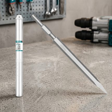 Hình ảnh sản phẩm Mũi đục nhọn đuôi lục giác Total TAC153171 17x280mm được chế tạo từ thép hợp kim chất lượng cao, có khả năng chịu lực, chống mài mòn và chịu va đập tốt trong môi trường thi công cường độ lớn. Sản phẩm sở hữu đầu đục nhọn sắc bén giúp tập trung lực tác động tối đa, hỗ trợ đục phá bê tông, gạch, đá và tạo rãnh kỹ thuật hiệu quả. Thiết kế chuôi lục giác 17mm tương thích với nhiều dòng máy đục chuyên dụng, giúp Mũi đục nhọn đuôi lục giác Total TAC153171 17x280mm trở thành lựa chọn lý tưởng cho thợ xây dựng, kỹ thuật viên cơ điện và đơn vị thi công chuyên nghiệp.