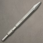 Hình ảnh Mũi đục nhọn lục giác Makita D-15285 (30x400mm) chính hãng với thiết kế đầu nhọn sắc bén, chuyên dùng cho các công việc đục phá bê tông, đá tự nhiên, gạch xây và vật liệu xây dựng có độ cứng cao. Sản phẩm sở hữu chuôi lục giác tiêu chuẩn giúp truyền lực tối ưu, giảm rung lắc và tăng hiệu suất làm việc trên các dòng máy đục chuyên dụng. Được chế tạo từ thép hợp kim cao cấp theo tiêu chuẩn Makita, mũi đục có khả năng chịu va đập mạnh, chống mài mòn hiệu quả và đáp ứng nhu cầu thi công chuyên nghiệp trong xây dựng, cải tạo và phá dỡ công trình.