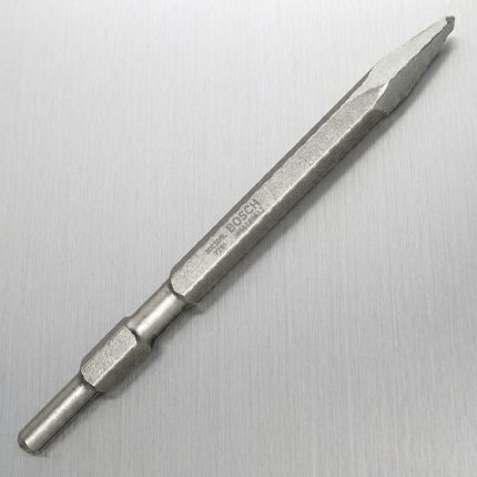 Hình ảnh Mũi đục nhọn lục giác Makita D-15285 (30x400mm) chính hãng với thiết kế đầu nhọn sắc bén, chuyên dùng cho các công việc đục phá bê tông, đá tự nhiên, gạch xây và vật liệu xây dựng có độ cứng cao. Sản phẩm sở hữu chuôi lục giác tiêu chuẩn giúp truyền lực tối ưu, giảm rung lắc và tăng hiệu suất làm việc trên các dòng máy đục chuyên dụng. Được chế tạo từ thép hợp kim cao cấp theo tiêu chuẩn Makita, mũi đục có khả năng chịu va đập mạnh, chống mài mòn hiệu quả và đáp ứng nhu cầu thi công chuyên nghiệp trong xây dựng, cải tạo và phá dỡ công trình.