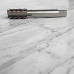 Hình ảnh thể hiện Mũi taro HSS M10 x 1.5mm TTP USA 240-100150 được chế tạo từ vật liệu thép gió HSS chất lượng cao, mang lại khả năng chịu mài mòn, chịu nhiệt và tuổi thọ làm việc vượt trội. Sản phẩm được thiết kế để gia công ren trong hệ mét M10 x 1.5mm với độ chính xác cao, giúp tạo ren sắc nét, đồng đều và giảm nguy cơ gãy mũi trong quá trình sử dụng. Mũi taro HSS M10 x 1.5mm TTP USA 240-100150 phù hợp cho gia công thép carbon, thép hợp kim, inox có độ cứng vừa, gang và nhiều vật liệu kim loại khác. Đây là lựa chọn lý tưởng cho các xưởng cơ khí chế tạo, bảo trì công nghiệp và gia công cơ khí chính xác, đáp ứng yêu cầu về hiệu suất cắt ren ổn định và chất lượng ren thành phẩm cao.