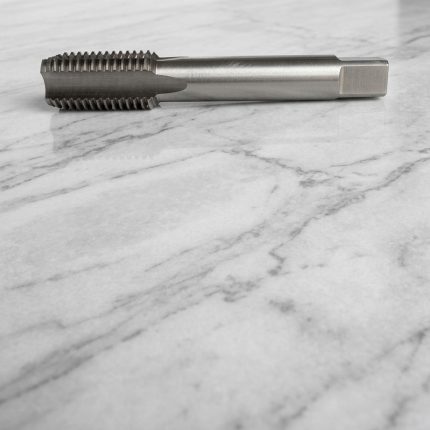 Hình ảnh thể hiện Mũi taro HSS M10 x 1.5mm TTP USA 240-100150 được chế tạo từ vật liệu thép gió HSS chất lượng cao, mang lại khả năng chịu mài mòn, chịu nhiệt và tuổi thọ làm việc vượt trội. Sản phẩm được thiết kế để gia công ren trong hệ mét M10 x 1.5mm với độ chính xác cao, giúp tạo ren sắc nét, đồng đều và giảm nguy cơ gãy mũi trong quá trình sử dụng. Mũi taro HSS M10 x 1.5mm TTP USA 240-100150 phù hợp cho gia công thép carbon, thép hợp kim, inox có độ cứng vừa, gang và nhiều vật liệu kim loại khác. Đây là lựa chọn lý tưởng cho các xưởng cơ khí chế tạo, bảo trì công nghiệp và gia công cơ khí chính xác, đáp ứng yêu cầu về hiệu suất cắt ren ổn định và chất lượng ren thành phẩm cao.
