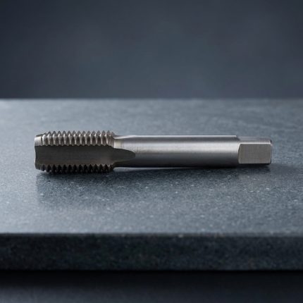 Hình ảnh sản phẩm Mũi taro HSS M12 x 1.75mm TTP USA 240-120175 được thiết kế với kết cấu chắc chắn, chế tạo từ vật liệu thép gió HSS (High Speed Steel) có khả năng chịu nhiệt, chống mài mòn và duy trì độ cứng cao trong quá trình gia công. Sản phẩm chuyên dùng để tạo ren trong hệ mét M12 x 1.75mm, mang lại đường ren sắc nét, chính xác và đồng đều, giúp nâng cao chất lượng thành phẩm và giảm thiểu nguy cơ gãy mũi taro. Mũi taro HSS M12 x 1.75mm TTP USA 240-120175 phù hợp để gia công trên thép carbon, thép hợp kim, gang, nhôm và nhiều vật liệu kim loại khác trong các xưởng cơ khí chế tạo, bảo trì công nghiệp và sản xuất linh kiện chính xác. Đây là lựa chọn đáng tin cậy cho những đơn vị yêu cầu hiệu suất gia công ổn định, tuổi thọ dụng cụ cao và chất lượng ren đạt tiêu chuẩn kỹ thuật.