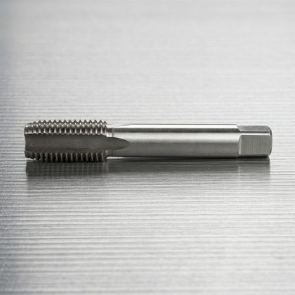 Hình ảnh sản phẩm Mũi taro HSS M12 x 1.75mm TTP USA 240-120175 được thiết kế với kết cấu chắc chắn, chế tạo từ vật liệu thép gió HSS (High Speed Steel) có khả năng chịu nhiệt, chống mài mòn và duy trì độ cứng cao trong quá trình gia công. Sản phẩm chuyên dùng để tạo ren trong hệ mét M12 x 1.75mm, mang lại đường ren sắc nét, chính xác và đồng đều, giúp nâng cao chất lượng thành phẩm và giảm thiểu nguy cơ gãy mũi taro. Mũi taro HSS M12 x 1.75mm TTP USA 240-120175 phù hợp để gia công trên thép carbon, thép hợp kim, gang, nhôm và nhiều vật liệu kim loại khác trong các xưởng cơ khí chế tạo, bảo trì công nghiệp và sản xuất linh kiện chính xác. Đây là lựa chọn đáng tin cậy cho những đơn vị yêu cầu hiệu suất gia công ổn định, tuổi thọ dụng cụ cao và chất lượng ren đạt tiêu chuẩn kỹ thuật.