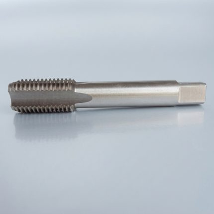 Hình ảnh sản phẩm Mũi taro HSS M14 x 2.0mm TTP USA 240-140200 với thiết kế tiêu chuẩn, được sản xuất từ vật liệu thép gió HSS (High Speed Steel) có khả năng chịu nhiệt cao, chống mài mòn tốt và duy trì độ sắc bén trong suốt quá trình gia công. Sản phẩm chuyên dùng để tạo ren trong hệ mét M14 x 2.0mm, giúp tạo ra các đường ren chính xác, sắc nét và đồng đều, đáp ứng yêu cầu kỹ thuật khắt khe trong cơ khí chế tạo và bảo trì công nghiệp. Mũi taro HSS M14 x 2.0mm TTP USA 240-140200 phù hợp để gia công trên thép carbon, thép hợp kim, gang, nhôm, đồng và nhiều loại kim loại màu khác, mang lại hiệu quả cắt ren ổn định, giảm nguy cơ gãy mũi và nâng cao năng suất sản xuất. Đây là lựa chọn đáng tin cậy cho các xưởng cơ khí, doanh nghiệp chế tạo máy và đơn vị gia công chính xác cần một dụng cụ taro có độ bền cao và chất lượng ren vượt trội.