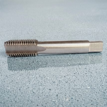 Hình ảnh sản phẩm Mũi taro HSS M16 x 2.0mm TTP USA 240-160200 được thiết kế theo tiêu chuẩn công nghiệp, chế tạo từ thép gió HSS (High Speed Steel) có độ cứng cao, khả năng chịu nhiệt tốt và chống mài mòn hiệu quả trong quá trình gia công. Sản phẩm chuyên dùng để tạo ren trong hệ mét M16 x 2.0mm, giúp tạo ra các đường ren sắc nét, đồng đều và đạt độ chính xác cao, đáp ứng yêu cầu kỹ thuật trong cơ khí chế tạo và sản xuất công nghiệp. Mũi taro HSS M16 x 2.0mm TTP USA 240-160200 phù hợp để gia công trên thép carbon, thép hợp kim, gang, nhôm, đồng và nhiều loại kim loại màu khác. Với khả năng cắt ren ổn định, thoát phoi hiệu quả và tuổi thọ sử dụng lâu dài, sản phẩm là lựa chọn lý tưởng cho các xưởng cơ khí, doanh nghiệp chế tạo máy và đơn vị gia công chính xác cần nâng cao năng suất và chất lượng thành phẩm.