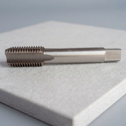 Hình ảnh sản phẩm Mũi taro HSS M20 x 2.5mm TTP USA 240-200250 được thiết kế theo tiêu chuẩn công nghiệp, chế tạo từ thép gió HSS (High Speed Steel) có độ cứng cao, khả năng chịu nhiệt tốt và chống mài mòn hiệu quả trong điều kiện gia công liên tục. Sản phẩm chuyên dùng để tạo ren trong hệ mét M20 x 2.5mm, giúp tạo ra các đường ren sắc nét, đồng đều và đạt độ chính xác cao, đáp ứng yêu cầu kỹ thuật trong cơ khí chế tạo, sản xuất thiết bị và bảo trì công nghiệp. Mũi taro HSS M20 x 2.5mm TTP USA 240-200250 phù hợp để gia công trên thép carbon, thép hợp kim, gang, nhôm, đồng và nhiều loại kim loại màu khác, mang lại hiệu quả cắt ren ổn định, giảm nguy cơ gãy mũi taro và nâng cao năng suất sản xuất. Đây là lựa chọn lý tưởng cho các xưởng cơ khí chính xác, doanh nghiệp chế tạo máy và đơn vị gia công công nghiệp cần một dụng cụ taro có độ bền cao và chất lượng ren đạt tiêu chuẩn kỹ thuật.