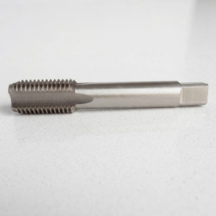 Hình ảnh sản phẩm Mũi taro HSS M22 x 2.5mm TTP USA 240-220250 được thiết kế theo tiêu chuẩn công nghiệp, chế tạo từ thép gió HSS (High Speed Steel) có độ cứng cao, khả năng chịu nhiệt tốt và chống mài mòn hiệu quả trong quá trình gia công liên tục. Sản phẩm chuyên dùng để tạo ren trong hệ mét M22 x 2.5mm, giúp tạo ra các đường ren sắc nét, đồng đều và đạt độ chính xác cao, đáp ứng yêu cầu kỹ thuật khắt khe trong ngành cơ khí chế tạo, bảo trì thiết bị và sản xuất công nghiệp. Mũi taro HSS M22 x 2.5mm TTP USA 240-220250 phù hợp để gia công trên thép carbon, thép hợp kim, gang, nhôm, đồng và nhiều loại kim loại màu khác, mang lại hiệu quả cắt ren ổn định, giảm nguy cơ gãy mũi taro và nâng cao năng suất sản xuất. Đây là giải pháp tối ưu dành cho các xưởng cơ khí chính xác, doanh nghiệp chế tạo máy và đơn vị gia công công nghiệp cần một dụng cụ taro có tuổi thọ cao và chất lượng ren đạt tiêu chuẩn kỹ thuật.