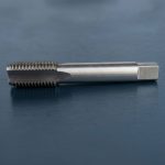 Hình ảnh sản phẩm Mũi taro HSS M22 x 2.5mm TTP USA 240-220250 được thiết kế theo tiêu chuẩn công nghiệp, chế tạo từ thép gió HSS (High Speed Steel) có độ cứng cao, khả năng chịu nhiệt tốt và chống mài mòn hiệu quả trong quá trình gia công liên tục. Sản phẩm chuyên dùng để tạo ren trong hệ mét M22 x 2.5mm, giúp tạo ra các đường ren sắc nét, đồng đều và đạt độ chính xác cao, đáp ứng yêu cầu kỹ thuật khắt khe trong ngành cơ khí chế tạo, bảo trì thiết bị và sản xuất công nghiệp. Mũi taro HSS M22 x 2.5mm TTP USA 240-220250 phù hợp để gia công trên thép carbon, thép hợp kim, gang, nhôm, đồng và nhiều loại kim loại màu khác, mang lại hiệu quả cắt ren ổn định, giảm nguy cơ gãy mũi taro và nâng cao năng suất sản xuất. Đây là giải pháp tối ưu dành cho các xưởng cơ khí chính xác, doanh nghiệp chế tạo máy và đơn vị gia công công nghiệp cần một dụng cụ taro có tuổi thọ cao và chất lượng ren đạt tiêu chuẩn kỹ thuật.