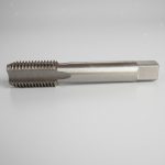 Hình ảnh sản phẩm Mũi taro HSS M24 x 3.0mm TTP USA 240-240300 chính hãng TTP USA, được sản xuất từ thép gió HSS có khả năng chống mài mòn và chịu nhiệt cao, giúp gia công ren trong M24x3.0mm đạt độ chính xác cao và bề mặt ren sắc nét. Thiết kế chuôi vuông tiêu chuẩn hỗ trợ kẹp chặt trên tay quay taro hoặc máy taro chuyên dụng. Sản phẩm phù hợp cho các ứng dụng gia công cơ khí, chế tạo máy, bảo trì công nghiệp và sản xuất kết cấu kim loại, đáp ứng yêu cầu làm việc liên tục với hiệu suất ổn định và tuổi thọ dụng cụ lâu dài.