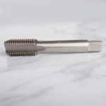 Hình ảnh sản phẩm Mũi taro HSS M24 x 3.0mm TTP USA 240-240300 chính hãng TTP USA, được sản xuất từ thép gió HSS có khả năng chống mài mòn và chịu nhiệt cao, giúp gia công ren trong M24x3.0mm đạt độ chính xác cao và bề mặt ren sắc nét. Thiết kế chuôi vuông tiêu chuẩn hỗ trợ kẹp chặt trên tay quay taro hoặc máy taro chuyên dụng. Sản phẩm phù hợp cho các ứng dụng gia công cơ khí, chế tạo máy, bảo trì công nghiệp và sản xuất kết cấu kim loại, đáp ứng yêu cầu làm việc liên tục với hiệu suất ổn định và tuổi thọ dụng cụ lâu dài.