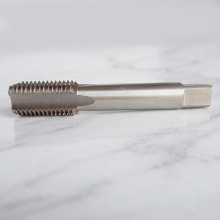 Hình ảnh sản phẩm Mũi taro HSS M24 x 3.0mm TTP USA 240-240300 chính hãng TTP USA, được sản xuất từ thép gió HSS có khả năng chống mài mòn và chịu nhiệt cao, giúp gia công ren trong M24x3.0mm đạt độ chính xác cao và bề mặt ren sắc nét. Thiết kế chuôi vuông tiêu chuẩn hỗ trợ kẹp chặt trên tay quay taro hoặc máy taro chuyên dụng. Sản phẩm phù hợp cho các ứng dụng gia công cơ khí, chế tạo máy, bảo trì công nghiệp và sản xuất kết cấu kim loại, đáp ứng yêu cầu làm việc liên tục với hiệu suất ổn định và tuổi thọ dụng cụ lâu dài.