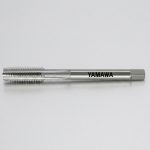 Mũi taro HT P2 M3x0.5 1.5P Yamawa TNMQ3.0G1 chính hãng Nhật Bản, thiết kế taro ren chính xác cao với cấp dung sai P2, bước ren 0.5mm, chiều dài cắt 1.5P, thích hợp gia công thép carbon, thép hợp kim và inox, mang lại chất lượng ren đồng đều và tuổi thọ dụng cụ vượt trội cho ngành cơ khí chính xác.