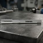 Mũi taro HT P2 M6x1 1.5P Yamawa TNMQ6.0M1 chính hãng YAMAWA Nhật Bản, dụng cụ taro ren chính xác cao với cấp dung sai P2, bước ren M6x1.0 và chiều dài cắt 1.5P, thích hợp gia công thép carbon, thép hợp kim, inox và vật liệu màu, giúp tạo ren đồng đều, nâng cao hiệu suất sản xuất và kéo dài tuổi thọ dụng cụ trong ngành cơ khí chính xác.