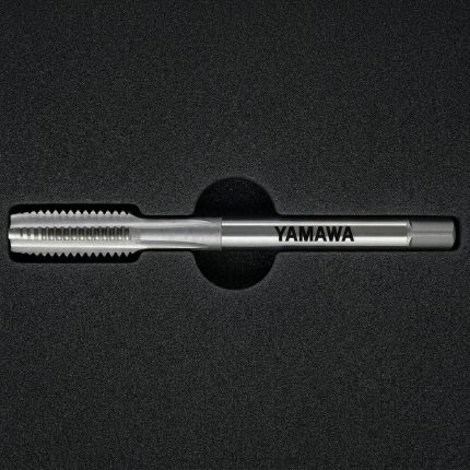 Mũi taro HT P3 M5x0.8 1.5P Yamawa TNMR5.0K1 chính hãng YAMAWA Nhật Bản, thiết kế taro ren chính xác cao với cấp dung sai P3, bước ren 0.8mm và chiều dài cắt 1.5P, phù hợp gia công thép carbon, thép hợp kim, inox và vật liệu màu, giúp tạo ren đồng đều, nâng cao năng suất và kéo dài tuổi thọ dụng cụ trong gia công cơ khí chính xác.