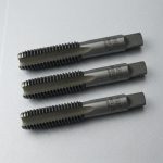 Mũi taro M30 X 3.5 SKC (bộ 3 cây) chính hãng gồm taro thô, taro trung gian và taro tinh, được chế tạo từ thép gió HSS chất lượng cao, phù hợp gia công ren hệ mét M30x3.5 trên thép carbon, thép hợp kim, inox và nhiều vật liệu kim loại khác, đảm bảo độ chính xác cao và tuổi thọ sử dụng lâu dài trong ngành cơ khí chế tạo.
