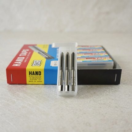 Mũi taro hệ Inch UNC 5/16″x18 SKC chính hãng Nhật Bản gồm bộ 3 mũi taro tay tiêu chuẩn taper, plug và bottoming, chế tạo từ thép gió HSS chất lượng cao, chuyên dùng gia công ren trong hệ inch UNC 5/16"-18 với độ chính xác cao trong cơ khí chế tạo và bảo trì công nghiệp.