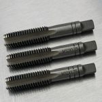 Hình ảnh thực tế Mũi taro tay SKC M10x1.5 3pcs/set chính hãng bao gồm bộ 3 mũi taro tiêu chuẩn gồm taro phá, taro trung gian và taro tinh, được sản xuất từ thép công cụ có độ cứng cao, khả năng chống mài mòn vượt trội và duy trì độ sắc bén trong thời gian dài sử dụng. Sản phẩm chuyên dùng để tạo ren trong hệ mét M10x1.5mm, phù hợp gia công trên thép carbon, thép kết cấu, gang, nhôm, đồng và nhiều vật liệu kim loại khác. Mũi taro tay SKC M10x1.5 3pcs/set là giải pháp tối ưu cho xưởng cơ khí, đơn vị bảo trì công nghiệp, gara sửa chữa và kỹ thuật viên cần thực hiện taro ren thủ công với độ chính xác cao, giúp tạo ren sắc nét, giảm ba via, hạn chế gãy taro và nâng cao hiệu quả gia công trong quá trình sản xuất cũng như bảo trì thiết bị cơ khí.