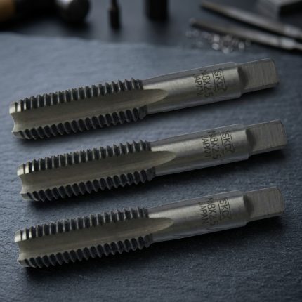 Hình ảnh thực tế Mũi taro tay SKC M10x1.5 3pcs/set chính hãng bao gồm bộ 3 mũi taro tiêu chuẩn gồm taro phá, taro trung gian và taro tinh, được sản xuất từ thép công cụ có độ cứng cao, khả năng chống mài mòn vượt trội và duy trì độ sắc bén trong thời gian dài sử dụng. Sản phẩm chuyên dùng để tạo ren trong hệ mét M10x1.5mm, phù hợp gia công trên thép carbon, thép kết cấu, gang, nhôm, đồng và nhiều vật liệu kim loại khác. Mũi taro tay SKC M10x1.5 3pcs/set là giải pháp tối ưu cho xưởng cơ khí, đơn vị bảo trì công nghiệp, gara sửa chữa và kỹ thuật viên cần thực hiện taro ren thủ công với độ chính xác cao, giúp tạo ren sắc nét, giảm ba via, hạn chế gãy taro và nâng cao hiệu quả gia công trong quá trình sản xuất cũng như bảo trì thiết bị cơ khí.