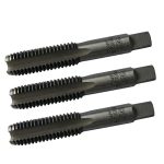 Hình ảnh thực tế Mũi taro tay SKC M12x1.75 3pcs/set chính hãng bao gồm bộ 3 mũi taro tiêu chuẩn gồm taro phá, taro trung gian và taro tinh, được chế tạo từ thép công cụ có độ cứng cao, khả năng chống mài mòn vượt trội và duy trì độ sắc bén trong thời gian dài sử dụng. Sản phẩm chuyên dùng để tạo ren trong hệ mét M12x1.75mm, phù hợp gia công trên thép carbon, thép kết cấu, gang, nhôm, đồng và nhiều vật liệu kim loại khác. Mũi taro tay SKC M12x1.75 3pcs/set là giải pháp lý tưởng cho xưởng cơ khí, đơn vị bảo trì công nghiệp, nhà máy chế tạo máy và gara sửa chữa cần thực hiện taro ren thủ công với độ chính xác cao, giúp tạo ren sắc nét, giảm ba via, hạn chế gãy taro và nâng cao hiệu quả gia công trong sản xuất cũng như bảo trì thiết bị cơ khí.