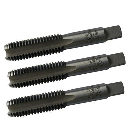 Hình ảnh thực tế Mũi taro tay SKC M12x1.75 3pcs/set chính hãng bao gồm bộ 3 mũi taro tiêu chuẩn gồm taro phá, taro trung gian và taro tinh, được chế tạo từ thép công cụ có độ cứng cao, khả năng chống mài mòn vượt trội và duy trì độ sắc bén trong thời gian dài sử dụng. Sản phẩm chuyên dùng để tạo ren trong hệ mét M12x1.75mm, phù hợp gia công trên thép carbon, thép kết cấu, gang, nhôm, đồng và nhiều vật liệu kim loại khác. Mũi taro tay SKC M12x1.75 3pcs/set là giải pháp lý tưởng cho xưởng cơ khí, đơn vị bảo trì công nghiệp, nhà máy chế tạo máy và gara sửa chữa cần thực hiện taro ren thủ công với độ chính xác cao, giúp tạo ren sắc nét, giảm ba via, hạn chế gãy taro và nâng cao hiệu quả gia công trong sản xuất cũng như bảo trì thiết bị cơ khí.