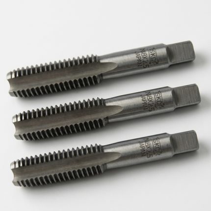 Hình ảnh thực tế Mũi taro tay SKC M16x2 3pcs/set chính hãng bao gồm bộ 3 mũi taro tiêu chuẩn gồm taro phá, taro trung gian và taro tinh, được chế tạo từ thép công cụ có độ cứng cao, khả năng chống mài mòn vượt trội và duy trì độ sắc bén trong thời gian dài sử dụng. Sản phẩm chuyên dùng để tạo ren trong hệ mét M16x2.0mm, phù hợp gia công trên thép carbon, thép hợp kim, gang, nhôm, đồng và nhiều vật liệu kim loại khác. Mũi taro tay SKC M16x2 3pcs/set là giải pháp tối ưu cho các xưởng cơ khí chế tạo, đơn vị bảo trì công nghiệp, nhà máy sản xuất kết cấu thép và gara sửa chữa cần thực hiện taro ren thủ công với độ chính xác cao, giúp tạo ren sắc nét, giảm ba via, hạn chế gãy taro và nâng cao hiệu suất gia công trong quá trình sản xuất và bảo trì thiết bị cơ khí.
