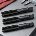 Hình ảnh thực tế Mũi taro tay SKC M16x2 3pcs/set chính hãng bao gồm bộ 3 mũi taro tiêu chuẩn gồm taro phá, taro trung gian và taro tinh, được chế tạo từ thép công cụ có độ cứng cao, khả năng chống mài mòn vượt trội và duy trì độ sắc bén trong thời gian dài sử dụng. Sản phẩm chuyên dùng để tạo ren trong hệ mét M16x2.0mm, phù hợp gia công trên thép carbon, thép hợp kim, gang, nhôm, đồng và nhiều vật liệu kim loại khác. Mũi taro tay SKC M16x2 3pcs/set là giải pháp tối ưu cho các xưởng cơ khí chế tạo, đơn vị bảo trì công nghiệp, nhà máy sản xuất kết cấu thép và gara sửa chữa cần thực hiện taro ren thủ công với độ chính xác cao, giúp tạo ren sắc nét, giảm ba via, hạn chế gãy taro và nâng cao hiệu suất gia công trong quá trình sản xuất và bảo trì thiết bị cơ khí.