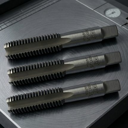Hình ảnh thực tế Mũi taro tay SKC M16x2 3pcs/set chính hãng bao gồm bộ 3 mũi taro tiêu chuẩn gồm taro phá, taro trung gian và taro tinh, được chế tạo từ thép công cụ có độ cứng cao, khả năng chống mài mòn vượt trội và duy trì độ sắc bén trong thời gian dài sử dụng. Sản phẩm chuyên dùng để tạo ren trong hệ mét M16x2.0mm, phù hợp gia công trên thép carbon, thép hợp kim, gang, nhôm, đồng và nhiều vật liệu kim loại khác. Mũi taro tay SKC M16x2 3pcs/set là giải pháp tối ưu cho các xưởng cơ khí chế tạo, đơn vị bảo trì công nghiệp, nhà máy sản xuất kết cấu thép và gara sửa chữa cần thực hiện taro ren thủ công với độ chính xác cao, giúp tạo ren sắc nét, giảm ba via, hạn chế gãy taro và nâng cao hiệu suất gia công trong quá trình sản xuất và bảo trì thiết bị cơ khí.