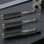 Hình ảnh thực tế Mũi taro tay SKC M20x2.5 3pcs/set chính hãng gồm 3 mũi taro tiêu chuẩn: taro phá, taro trung gian và taro tinh, chuyên dùng để tạo ren trong hệ mét M20x2.5mm với độ chính xác cao. Sản phẩm được chế tạo từ thép công cụ có độ cứng tốt, khả năng chống mài mòn cao, giúp duy trì độ sắc bén trong quá trình sử dụng. Mũi taro tay SKC M20x2.5 3pcs/set phù hợp gia công trên thép carbon, thép hợp kim, gang, nhôm, đồng và nhiều vật liệu kim loại khác, đáp ứng nhu cầu của xưởng cơ khí, đơn vị bảo trì công nghiệp, nhà máy chế tạo máy và kỹ thuật viên cần taro ren thủ công ổn định, bền bỉ và hiệu quả.