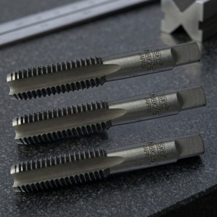 Hình ảnh thực tế Mũi taro tay SKC M20x2.5 3pcs/set chính hãng gồm 3 mũi taro tiêu chuẩn: taro phá, taro trung gian và taro tinh, chuyên dùng để tạo ren trong hệ mét M20x2.5mm với độ chính xác cao. Sản phẩm được chế tạo từ thép công cụ có độ cứng tốt, khả năng chống mài mòn cao, giúp duy trì độ sắc bén trong quá trình sử dụng. Mũi taro tay SKC M20x2.5 3pcs/set phù hợp gia công trên thép carbon, thép hợp kim, gang, nhôm, đồng và nhiều vật liệu kim loại khác, đáp ứng nhu cầu của xưởng cơ khí, đơn vị bảo trì công nghiệp, nhà máy chế tạo máy và kỹ thuật viên cần taro ren thủ công ổn định, bền bỉ và hiệu quả.