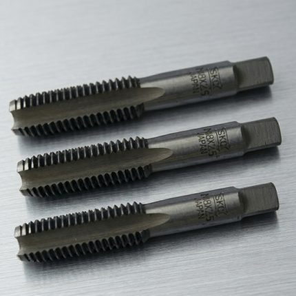 Hình ảnh thực tế Mũi taro tay SKC M20x2.5 3pcs/set chính hãng gồm 3 mũi taro tiêu chuẩn: taro phá, taro trung gian và taro tinh, chuyên dùng để tạo ren trong hệ mét M20x2.5mm với độ chính xác cao. Sản phẩm được chế tạo từ thép công cụ có độ cứng tốt, khả năng chống mài mòn cao, giúp duy trì độ sắc bén trong quá trình sử dụng. Mũi taro tay SKC M20x2.5 3pcs/set phù hợp gia công trên thép carbon, thép hợp kim, gang, nhôm, đồng và nhiều vật liệu kim loại khác, đáp ứng nhu cầu của xưởng cơ khí, đơn vị bảo trì công nghiệp, nhà máy chế tạo máy và kỹ thuật viên cần taro ren thủ công ổn định, bền bỉ và hiệu quả.