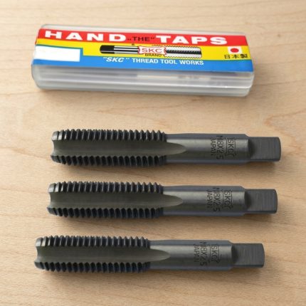 Mũi taro tay SKC M22x2.5 3pcs/set chính hãng Hàn Quốc gồm 3 mũi taro phá, taro bán tinh và taro tinh, chế tạo từ thép gió HSS chất lượng cao, chuyên dùng gia công ren trong M22x2.5 trên thép carbon, thép hợp kim, inox và nhiều vật liệu kim loại khác, đảm bảo độ chính xác ren cao và tuổi thọ sử dụng bền bỉ.