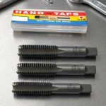 Mũi taro tay SKC M22x2.5 3pcs/set chính hãng Hàn Quốc gồm 3 mũi taro phá, taro bán tinh và taro tinh, chế tạo từ thép gió HSS chất lượng cao, chuyên dùng gia công ren trong M22x2.5 trên thép carbon, thép hợp kim, inox và nhiều vật liệu kim loại khác, đảm bảo độ chính xác ren cao và tuổi thọ sử dụng bền bỉ.
