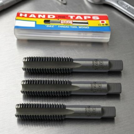 Mũi taro tay SKC M22x2.5 3pcs/set chính hãng Hàn Quốc gồm 3 mũi taro phá, taro bán tinh và taro tinh, chế tạo từ thép gió HSS chất lượng cao, chuyên dùng gia công ren trong M22x2.5 trên thép carbon, thép hợp kim, inox và nhiều vật liệu kim loại khác, đảm bảo độ chính xác ren cao và tuổi thọ sử dụng bền bỉ.