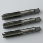 Hình ảnh thực tế Mũi taro tay SKC M4x0.7 chính hãng gồm bộ 3 mũi taro tiêu chuẩn bao gồm taro phá, taro bán tinh và taro tinh, được chế tạo từ thép công cụ có độ cứng cao, chống mài mòn tốt và duy trì độ sắc bén trong thời gian dài. Sản phẩm chuyên dùng để tạo ren trong hệ mét M4x0.7mm, phù hợp gia công trên thép carbon, thép kết cấu, nhôm, đồng và nhiều vật liệu kim loại khác. Mũi taro tay SKC M4x0.7 là lựa chọn lý tưởng cho xưởng cơ khí, đơn vị bảo trì công nghiệp, gara sửa chữa và kỹ thuật viên cần thực hiện công việc taro ren thủ công với độ chính xác cao, giúp tạo ren sắc nét, giảm ba via và nâng cao hiệu quả gia công.
