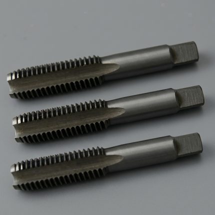 Hình ảnh thực tế Mũi taro tay SKC M4x0.7 chính hãng gồm bộ 3 mũi taro tiêu chuẩn bao gồm taro phá, taro bán tinh và taro tinh, được chế tạo từ thép công cụ có độ cứng cao, chống mài mòn tốt và duy trì độ sắc bén trong thời gian dài. Sản phẩm chuyên dùng để tạo ren trong hệ mét M4x0.7mm, phù hợp gia công trên thép carbon, thép kết cấu, nhôm, đồng và nhiều vật liệu kim loại khác. Mũi taro tay SKC M4x0.7 là lựa chọn lý tưởng cho xưởng cơ khí, đơn vị bảo trì công nghiệp, gara sửa chữa và kỹ thuật viên cần thực hiện công việc taro ren thủ công với độ chính xác cao, giúp tạo ren sắc nét, giảm ba via và nâng cao hiệu quả gia công.