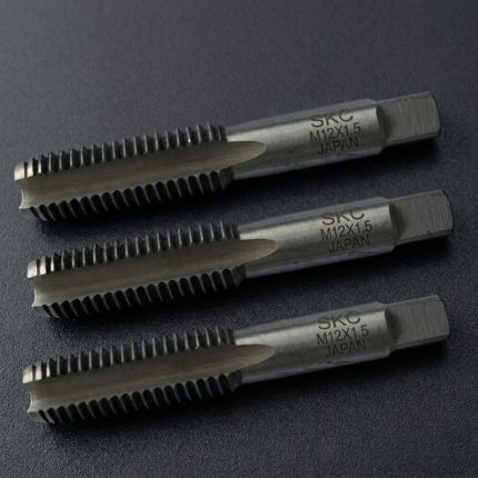 Hình ảnh thực tế Mũi taro tay SKC M4x0.7 chính hãng gồm bộ 3 mũi taro tiêu chuẩn bao gồm taro phá, taro bán tinh và taro tinh, được chế tạo từ thép công cụ có độ cứng cao, chống mài mòn tốt và duy trì độ sắc bén trong thời gian dài. Sản phẩm chuyên dùng để tạo ren trong hệ mét M4x0.7mm, phù hợp gia công trên thép carbon, thép kết cấu, nhôm, đồng và nhiều vật liệu kim loại khác. Mũi taro tay SKC M4x0.7 là lựa chọn lý tưởng cho xưởng cơ khí, đơn vị bảo trì công nghiệp, gara sửa chữa và kỹ thuật viên cần thực hiện công việc taro ren thủ công với độ chính xác cao, giúp tạo ren sắc nét, giảm ba via và nâng cao hiệu quả gia công.