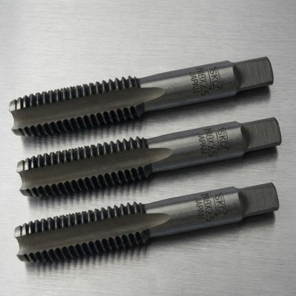 Hình ảnh thực tế Mũi taro tay SKC M5x0.8 3pcs/set chính hãng bao gồm bộ 3 mũi taro tiêu chuẩn gồm taro phá, taro trung gian và taro tinh, được chế tạo từ thép công cụ chất lượng cao có khả năng chống mài mòn tốt và duy trì độ sắc bén trong thời gian dài. Sản phẩm chuyên dùng để tạo ren trong hệ mét M5x0.8mm, phù hợp gia công trên thép carbon, gang, nhôm, đồng và nhiều kim loại màu khác. Mũi taro tay SKC M5x0.8 3pcs/set là lựa chọn lý tưởng cho xưởng cơ khí, đơn vị bảo trì công nghiệp, gara sửa chữa và kỹ thuật viên cần thực hiện công việc taro ren thủ công với độ chính xác cao, giúp tạo ren sắc nét, giảm ba via, hạn chế gãy taro và nâng cao hiệu suất gia công.