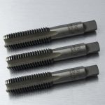 Hình ảnh thực tế Mũi taro tay SKC M6x1 3pcs/set chính hãng bao gồm bộ 3 mũi taro tiêu chuẩn gồm taro phá, taro trung gian và taro tinh, được sản xuất từ thép công cụ có độ cứng cao, khả năng chống mài mòn tốt và duy trì độ sắc bén lâu dài. Sản phẩm chuyên dùng để tạo ren trong hệ mét M6x1.0mm, phù hợp gia công trên thép carbon, thép kết cấu, gang, nhôm, đồng và nhiều kim loại màu khác. Mũi taro tay SKC M6x1 3pcs/set là giải pháp lý tưởng cho xưởng cơ khí, đơn vị bảo trì công nghiệp, gara sửa chữa và kỹ thuật viên cần thực hiện taro ren thủ công với độ chính xác cao, giúp tạo ren sắc nét, giảm ba via, hạn chế gãy taro và nâng cao hiệu suất gia công trong quá trình sản xuất và bảo trì thiết bị.