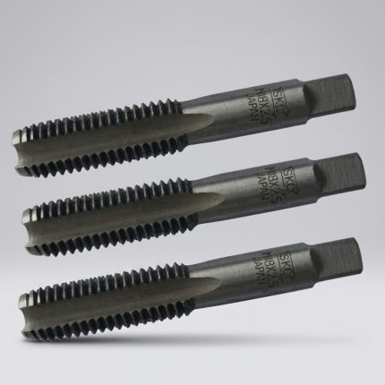 Hình ảnh thực tế Mũi taro tay SKC M6x1 3pcs/set chính hãng bao gồm bộ 3 mũi taro tiêu chuẩn gồm taro phá, taro trung gian và taro tinh, được sản xuất từ thép công cụ có độ cứng cao, khả năng chống mài mòn tốt và duy trì độ sắc bén lâu dài. Sản phẩm chuyên dùng để tạo ren trong hệ mét M6x1.0mm, phù hợp gia công trên thép carbon, thép kết cấu, gang, nhôm, đồng và nhiều kim loại màu khác. Mũi taro tay SKC M6x1 3pcs/set là giải pháp lý tưởng cho xưởng cơ khí, đơn vị bảo trì công nghiệp, gara sửa chữa và kỹ thuật viên cần thực hiện taro ren thủ công với độ chính xác cao, giúp tạo ren sắc nét, giảm ba via, hạn chế gãy taro và nâng cao hiệu suất gia công trong quá trình sản xuất và bảo trì thiết bị.