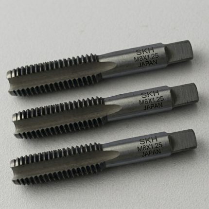 Hình ảnh thực tế Mũi taro tay SKC M6x1 3pcs/set chính hãng bao gồm bộ 3 mũi taro tiêu chuẩn gồm taro phá, taro trung gian và taro tinh, được sản xuất từ thép công cụ có độ cứng cao, khả năng chống mài mòn tốt và duy trì độ sắc bén lâu dài. Sản phẩm chuyên dùng để tạo ren trong hệ mét M6x1.0mm, phù hợp gia công trên thép carbon, thép kết cấu, gang, nhôm, đồng và nhiều kim loại màu khác. Mũi taro tay SKC M6x1 3pcs/set là giải pháp lý tưởng cho xưởng cơ khí, đơn vị bảo trì công nghiệp, gara sửa chữa và kỹ thuật viên cần thực hiện taro ren thủ công với độ chính xác cao, giúp tạo ren sắc nét, giảm ba via, hạn chế gãy taro và nâng cao hiệu suất gia công trong quá trình sản xuất và bảo trì thiết bị.