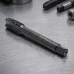 Hình ảnh Mũi taro thẳng M16x1.5mm Nachi L6868 STPO16M1.5R chính hãng Nhật Bản, được chế tạo từ thép gió hợp kim HSS-E chứa Cobalt có khả năng chịu nhiệt, chống mài mòn và duy trì độ sắc bén vượt trội. Thiết kế rãnh thẳng thuộc dòng L6868 giúp thoát phoi hiệu quả khi gia công lỗ suốt, tạo ren mịn M16x1.5mm với độ chính xác cao trên thép carbon, thép hợp kim, inox SUS304/SUS316, gang và kim loại màu. Sản phẩm phù hợp sử dụng trên máy taro chuyên dụng, máy CNC và dây chuyền gia công cơ khí chính xác, giúp nâng cao năng suất và kéo dài tuổi thọ dụng cụ.