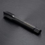 Hình ảnh Mũi taro thẳng M16x1.5mm Nachi L6868 STPO16M1.5R chính hãng Nhật Bản, được chế tạo từ thép gió hợp kim HSS-E chứa Cobalt có khả năng chịu nhiệt, chống mài mòn và duy trì độ sắc bén vượt trội. Thiết kế rãnh thẳng thuộc dòng L6868 giúp thoát phoi hiệu quả khi gia công lỗ suốt, tạo ren mịn M16x1.5mm với độ chính xác cao trên thép carbon, thép hợp kim, inox SUS304/SUS316, gang và kim loại màu. Sản phẩm phù hợp sử dụng trên máy taro chuyên dụng, máy CNC và dây chuyền gia công cơ khí chính xác, giúp nâng cao năng suất và kéo dài tuổi thọ dụng cụ.