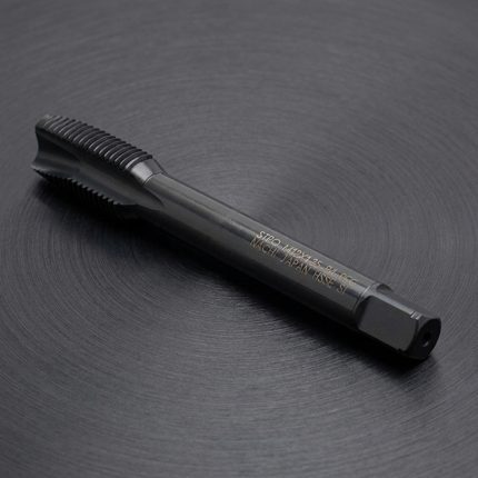Hình ảnh Mũi taro thẳng M16x1.5mm Nachi L6868 STPO16M1.5R chính hãng Nhật Bản, được chế tạo từ thép gió hợp kim HSS-E chứa Cobalt có khả năng chịu nhiệt, chống mài mòn và duy trì độ sắc bén vượt trội. Thiết kế rãnh thẳng thuộc dòng L6868 giúp thoát phoi hiệu quả khi gia công lỗ suốt, tạo ren mịn M16x1.5mm với độ chính xác cao trên thép carbon, thép hợp kim, inox SUS304/SUS316, gang và kim loại màu. Sản phẩm phù hợp sử dụng trên máy taro chuyên dụng, máy CNC và dây chuyền gia công cơ khí chính xác, giúp nâng cao năng suất và kéo dài tuổi thọ dụng cụ.