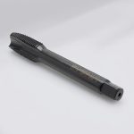 Hình ảnh Mũi taro thẳng Nachi M12 X 1.5MM L6868 STPO12M1.5R chính hãng Nhật Bản, được chế tạo từ thép gió hợp kim HSS-E chứa Cobalt cho khả năng chịu nhiệt, chống mài mòn và duy trì độ sắc bén vượt trội. Thiết kế rãnh thẳng thuộc dòng L6868 giúp thoát phoi hiệu quả khi gia công lỗ suốt, tạo ren M12x1.5mm có độ chính xác cao trên thép carbon, thép hợp kim, inox, gang và kim loại màu. Sản phẩm phù hợp sử dụng trên máy taro chuyên dụng, trung tâm gia công CNC và các dây chuyền sản xuất cơ khí chính xác, giúp nâng cao năng suất và kéo dài tuổi thọ dụng cụ.