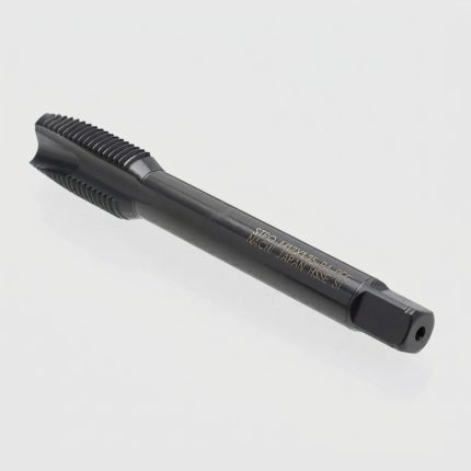 Hình ảnh Mũi taro thẳng Nachi M12 X 1.75MM L6868 STPO12M1.75R chính hãng Nhật Bản, được chế tạo từ thép gió hợp kim HSS-E chứa Cobalt có khả năng chịu nhiệt cao, chống mài mòn vượt trội và duy trì độ sắc bén trong thời gian dài. Thiết kế rãnh thẳng thuộc dòng L6868 giúp thoát phoi ổn định khi gia công lỗ suốt, tạo ren M12x1.75mm chính xác trên thép carbon, thép hợp kim, inox SUS304/SUS316, gang và kim loại màu. Sản phẩm phù hợp sử dụng trên máy taro chuyên dụng, máy CNC và dây chuyền sản xuất cơ khí chính xác, góp phần nâng cao năng suất và kéo dài tuổi thọ dụng cụ cắt.