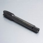 Hình ảnh Mũi taro thẳng Nachi M16x2.0MM L6868-STPO16M2R chính hãng Nhật Bản được chế tạo từ thép gió hợp kim HSS-Co cao cấp, chuyên dùng để gia công ren trong M16 bước ren 2.0mm với độ chính xác cao. Thiết kế rãnh thẳng giúp đẩy phoi hiệu quả khi gia công lỗ xuyên, giảm ma sát và nâng cao chất lượng bề mặt ren. Mũi taro thẳng Nachi M16x2.0MM L6868-STPO16M2R phù hợp sử dụng trên máy CNC, máy taro tự động, máy khoan taro và các ứng dụng cơ khí chính xác, đáp ứng tốt nhu cầu gia công thép carbon, thép hợp kim, gang dẻo, nhôm và nhiều kim loại màu khác.