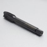 Mũi taro thẳng Nachi M24x3.0MM L6868-STPO24M3R được sản xuất từ thép gió HSS-E cao cấp của Nhật Bản, chuyên gia công ren trong M24 bước ren 3.0mm trên thép carbon, thép hợp kim, inox và kim loại màu. Thiết kế rãnh thẳng giúp dẫn hướng ổn định, thoát phoi hiệu quả và nâng cao tuổi thọ dụng cụ trong môi trường gia công công nghiệp.