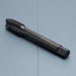 Mũi taro thẳng Nachi M24x3.0MM L6868-STPO24M3R được sản xuất từ thép gió HSS-E cao cấp của Nhật Bản, chuyên gia công ren trong M24 bước ren 3.0mm trên thép carbon, thép hợp kim, inox và kim loại màu. Thiết kế rãnh thẳng giúp dẫn hướng ổn định, thoát phoi hiệu quả và nâng cao tuổi thọ dụng cụ trong môi trường gia công công nghiệp.