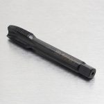 Hình ảnh Mũi taro thẳng Nachi M3x0.5mm L6868 STPO3M0.5R chính hãng Nhật Bản, được chế tạo từ thép gió hợp kim HSS-E chứa Cobalt cho khả năng chịu nhiệt, chống mài mòn và duy trì độ sắc bén vượt trội. Thiết kế rãnh thẳng thuộc dòng L6868 giúp thoát phoi hiệu quả khi gia công lỗ suốt, tạo ren M3x0.5mm có độ chính xác cao trên thép carbon, inox SUS304/SUS316, gang và kim loại màu. Sản phẩm phù hợp sử dụng trên máy taro chuyên dụng, trung tâm gia công CNC và dây chuyền sản xuất cơ khí chính xác, góp phần nâng cao năng suất và kéo dài tuổi thọ dụng cụ cắt.